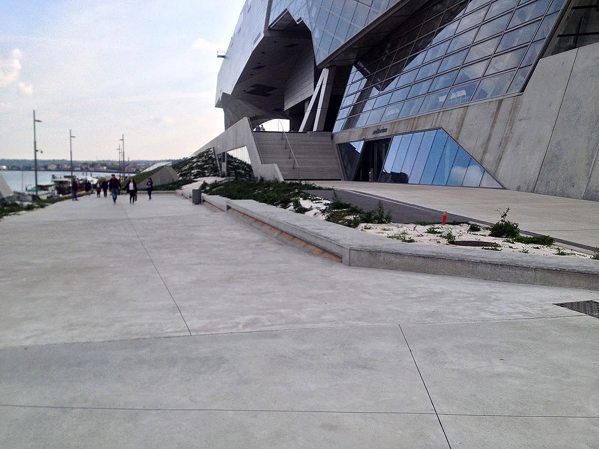 Musée des Confluences Spot Street Lyon Skate Spot 4/5