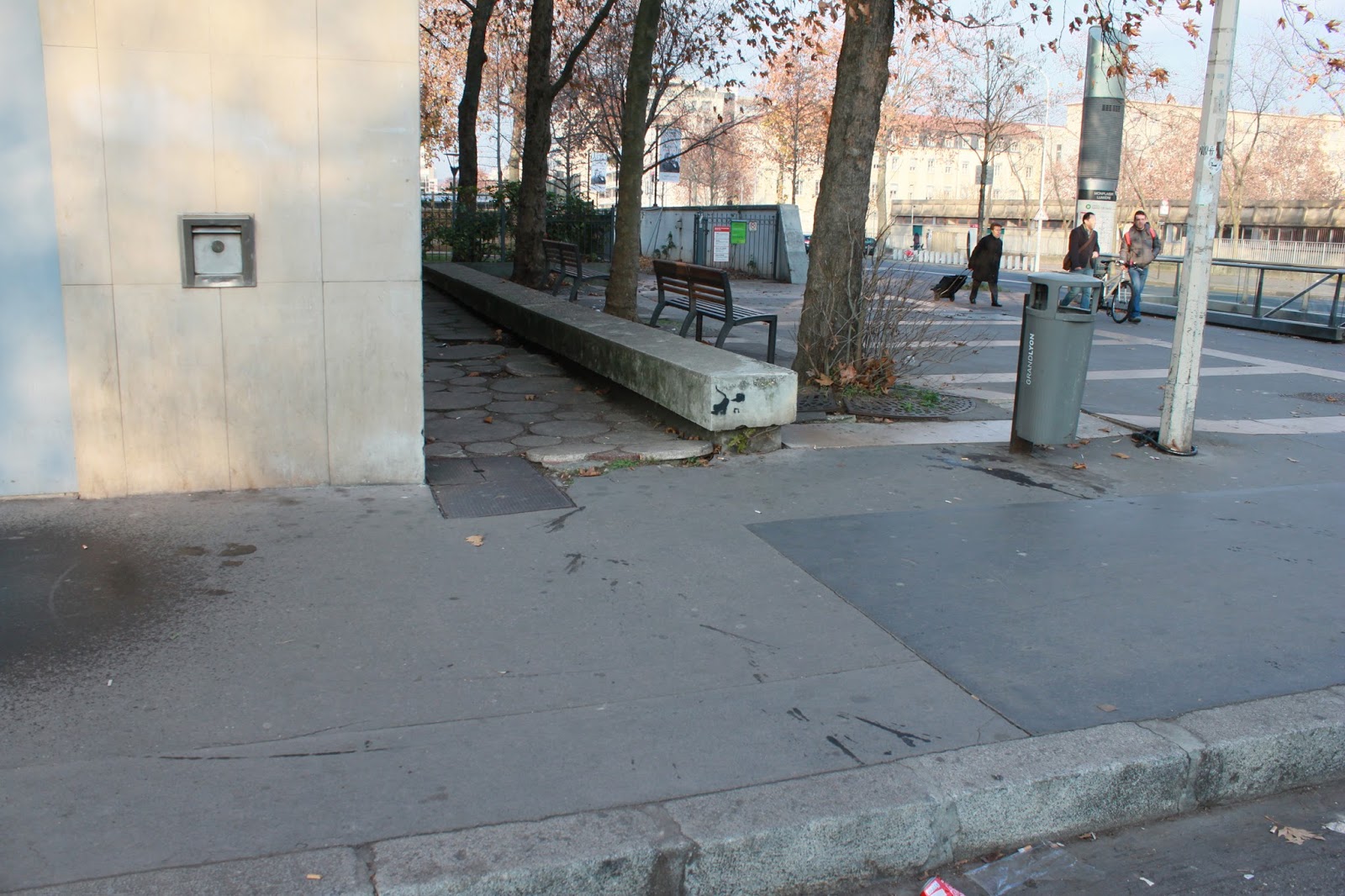 Monplaisir Lumière Spot Street Lyon Skate Spot 3/5