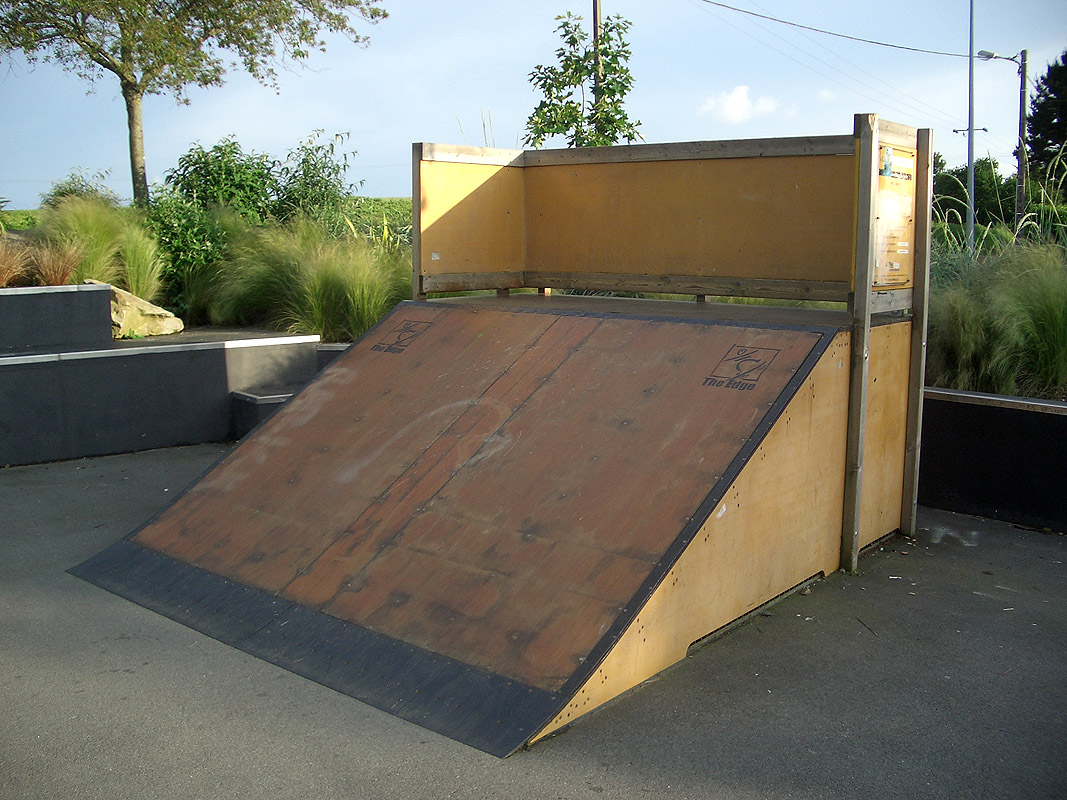 Palais des Congrès Skatepark Le Loroux Bottereau Skate Spot 3/5