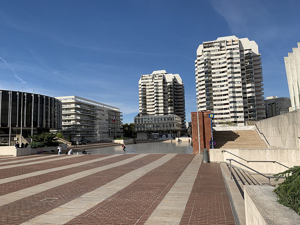 Hôtel de Ville Plaza Créteil Skate Spot 5/5