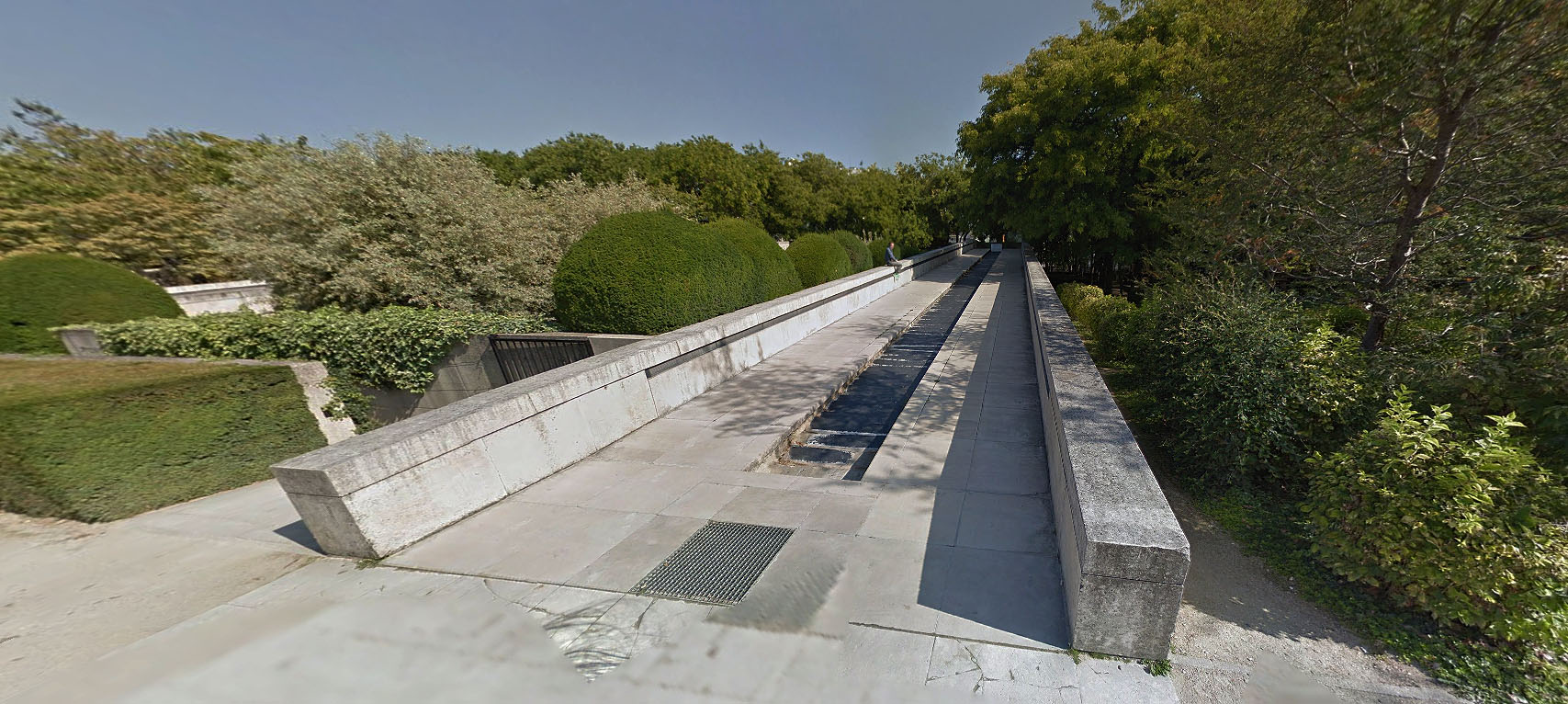 Parc André Citroën Plaza Paris Skate Spot 3/5