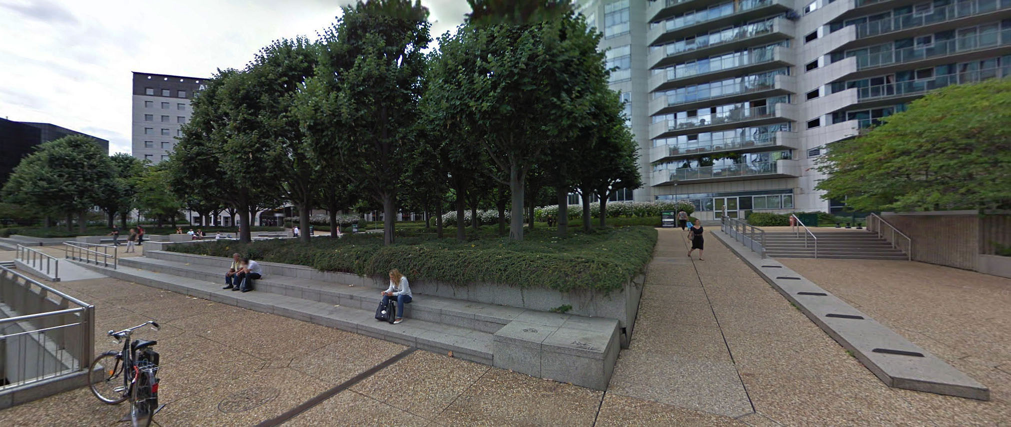 Bassin Takis Plaza Courbevoie Skate Spot 3/5