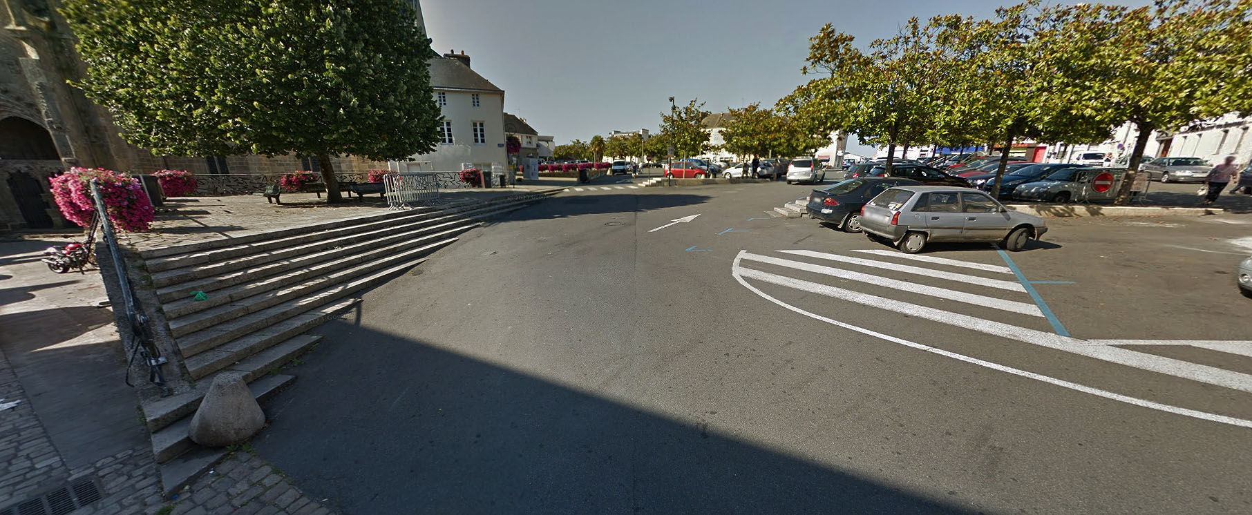 Église Plaza Quimperlé Skate Spot 3/5