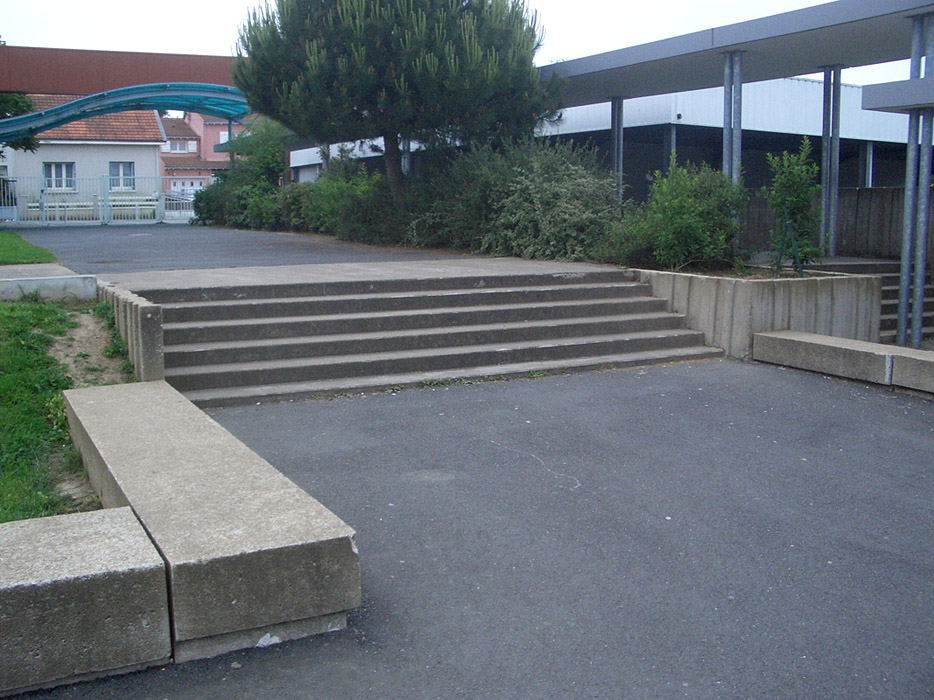 Collège Petite Lande Plaza Rezé Skate Spot 4/5