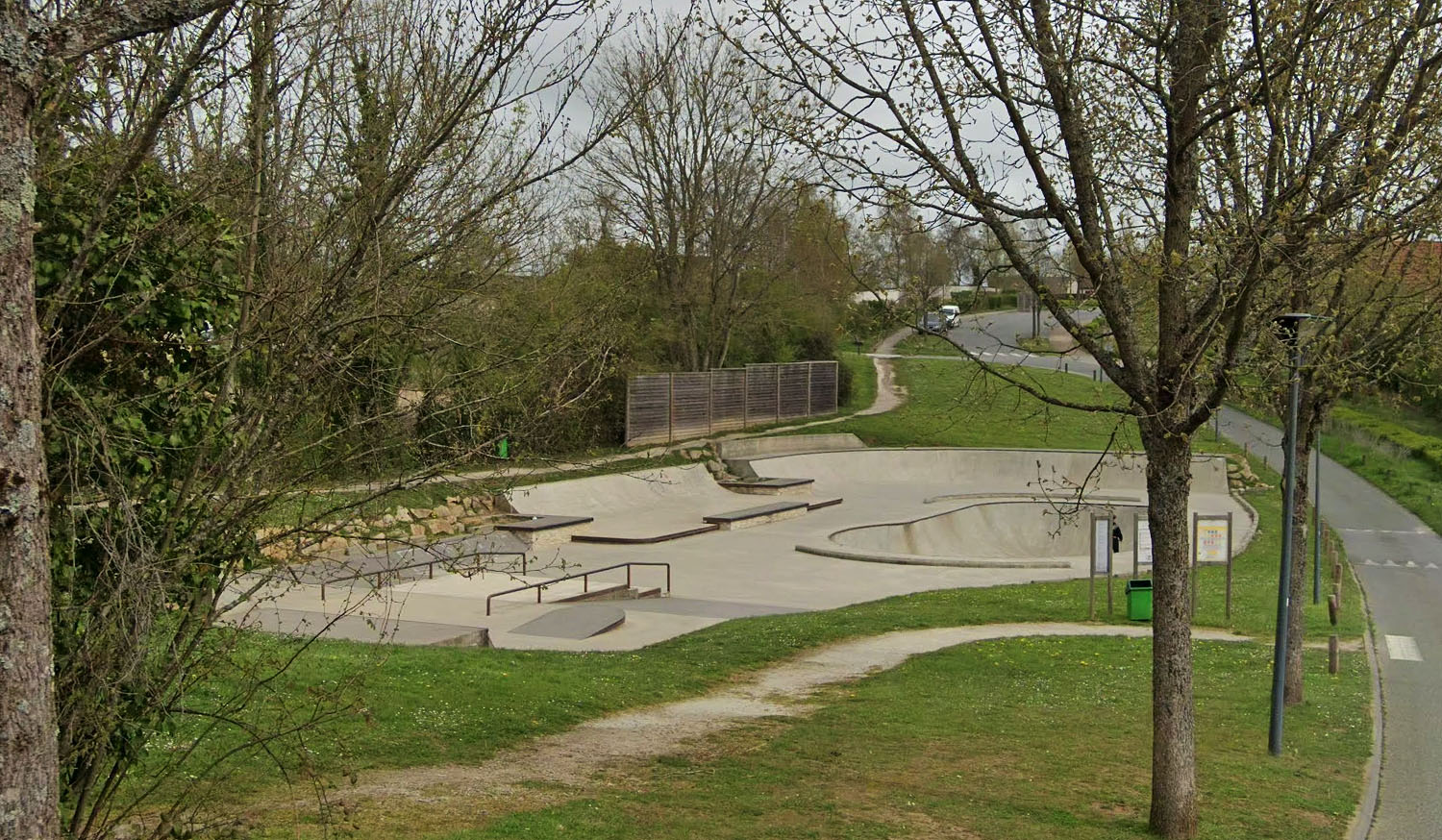 Les Granges Skatepark Mortagne au Perche Skate Spot 3/5