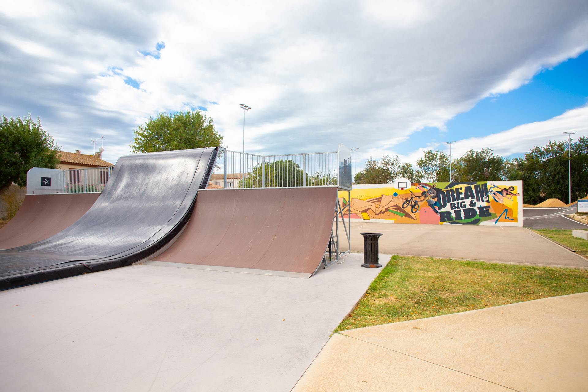 Parc des Sports Urbains Skatepark Sérignan Skate Spot 3/5