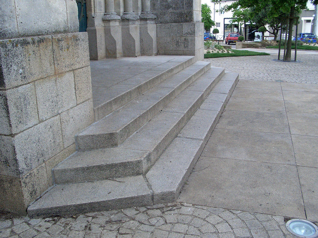 Église St Jean Spot Street Le Loroux Bottereau Skate Spot 3/5