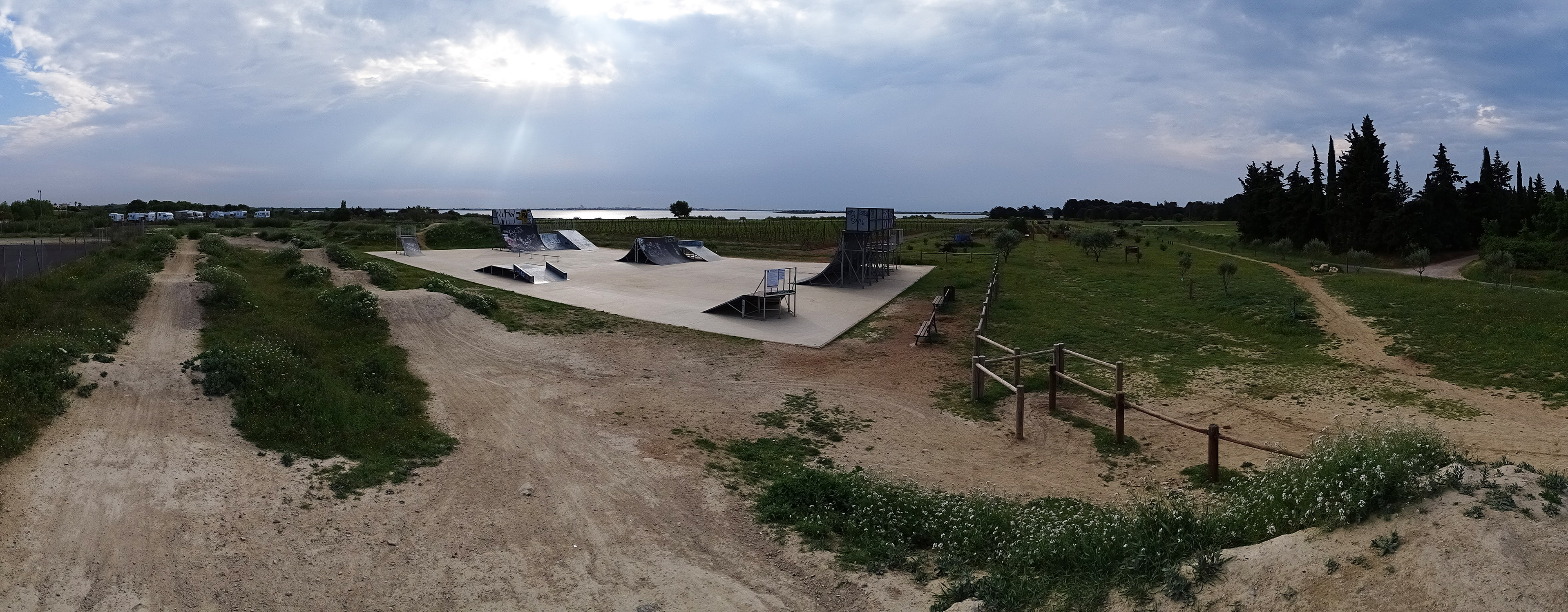 Stade Mimoun Skatepark Villeneuve lès Maguelone Skate Spot 3/5