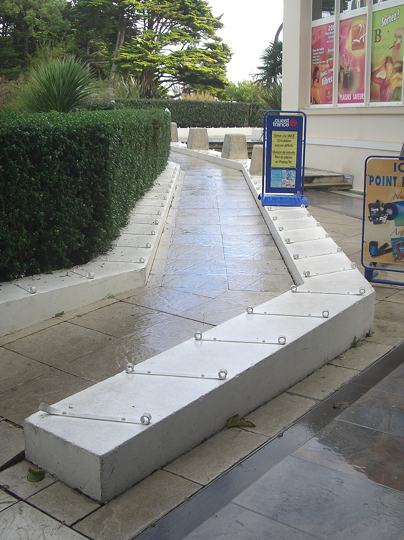 The Casino Spot Street La Baule Escoublac Skate Spot 3/5