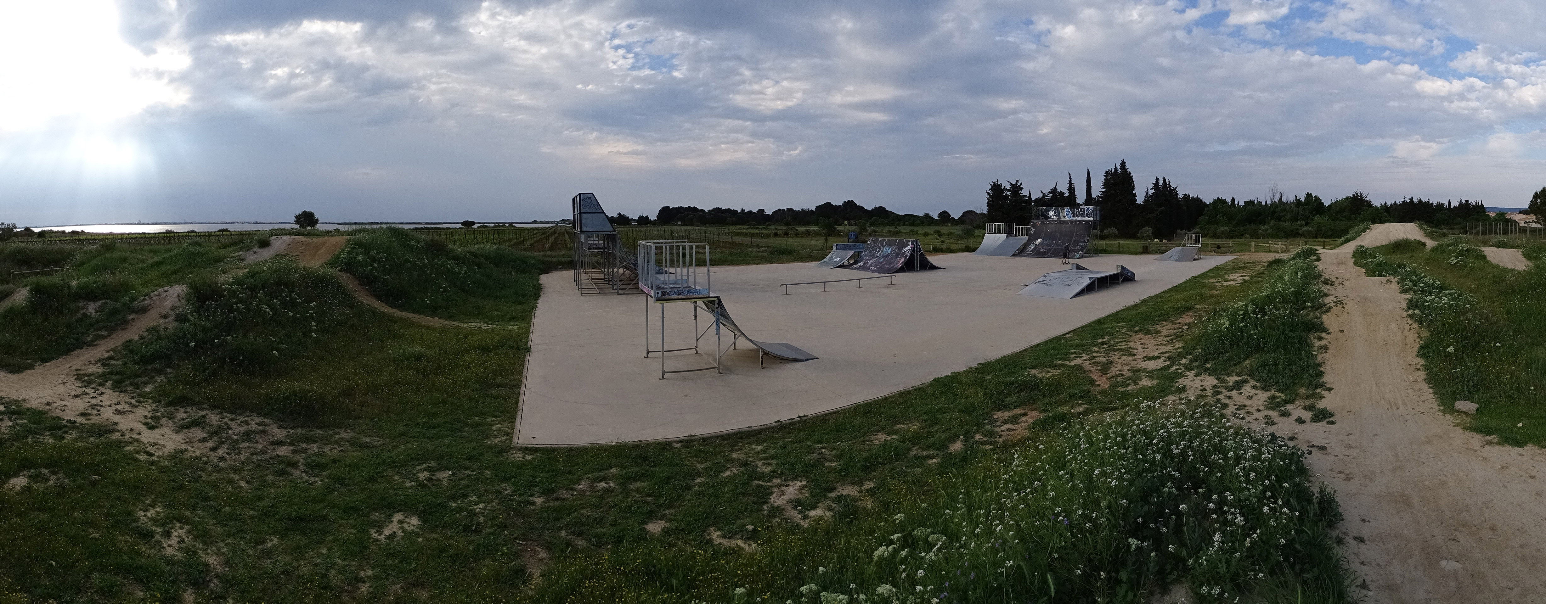 Stade Mimoun Skatepark Villeneuve lès Maguelone Skate Spot 3/5