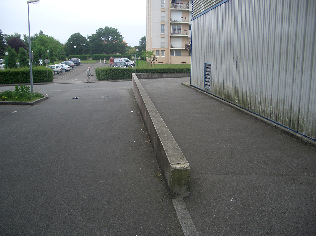 Collège Petite Lande Plaza Rezé Skate Spot 4/5