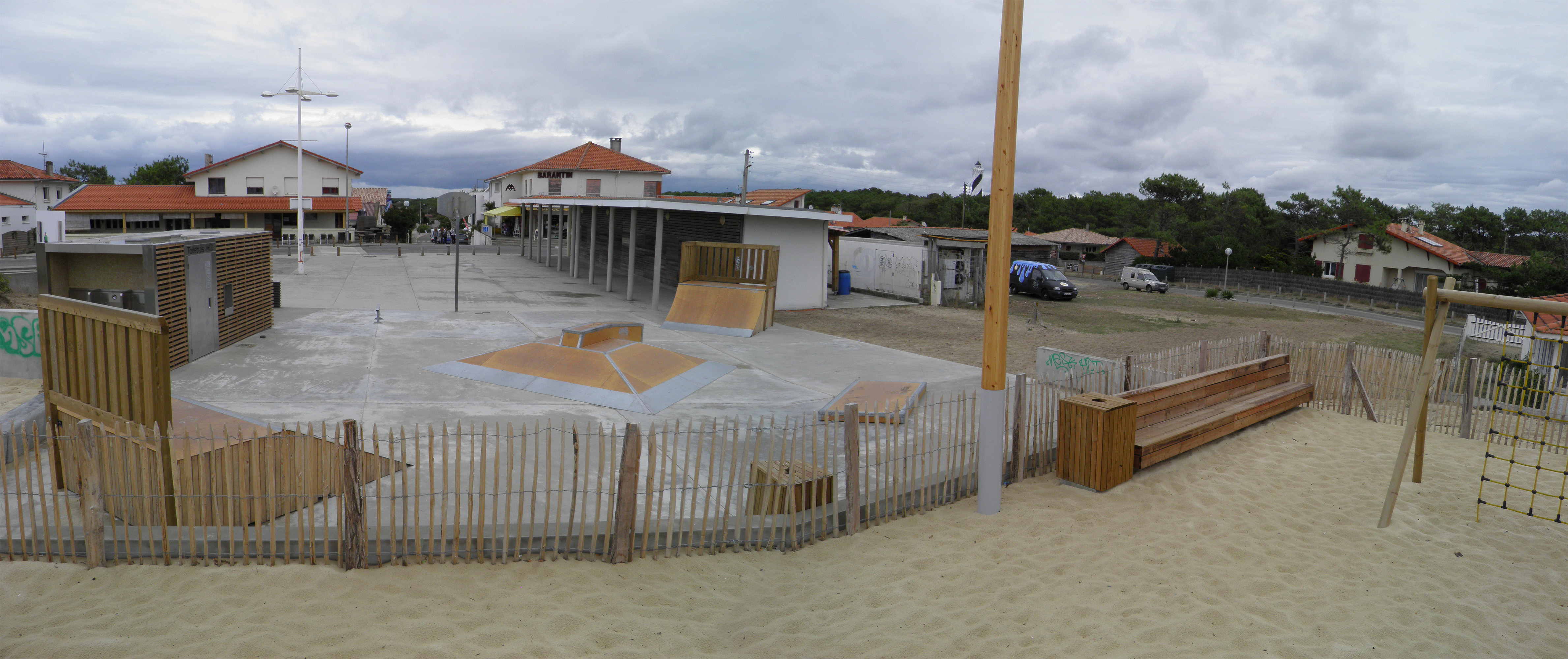 La Place Saint Julien en Born Skate Spot