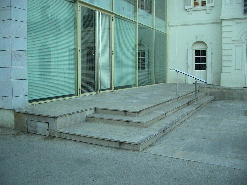 Hotel de Ville Lunel Skate Spot