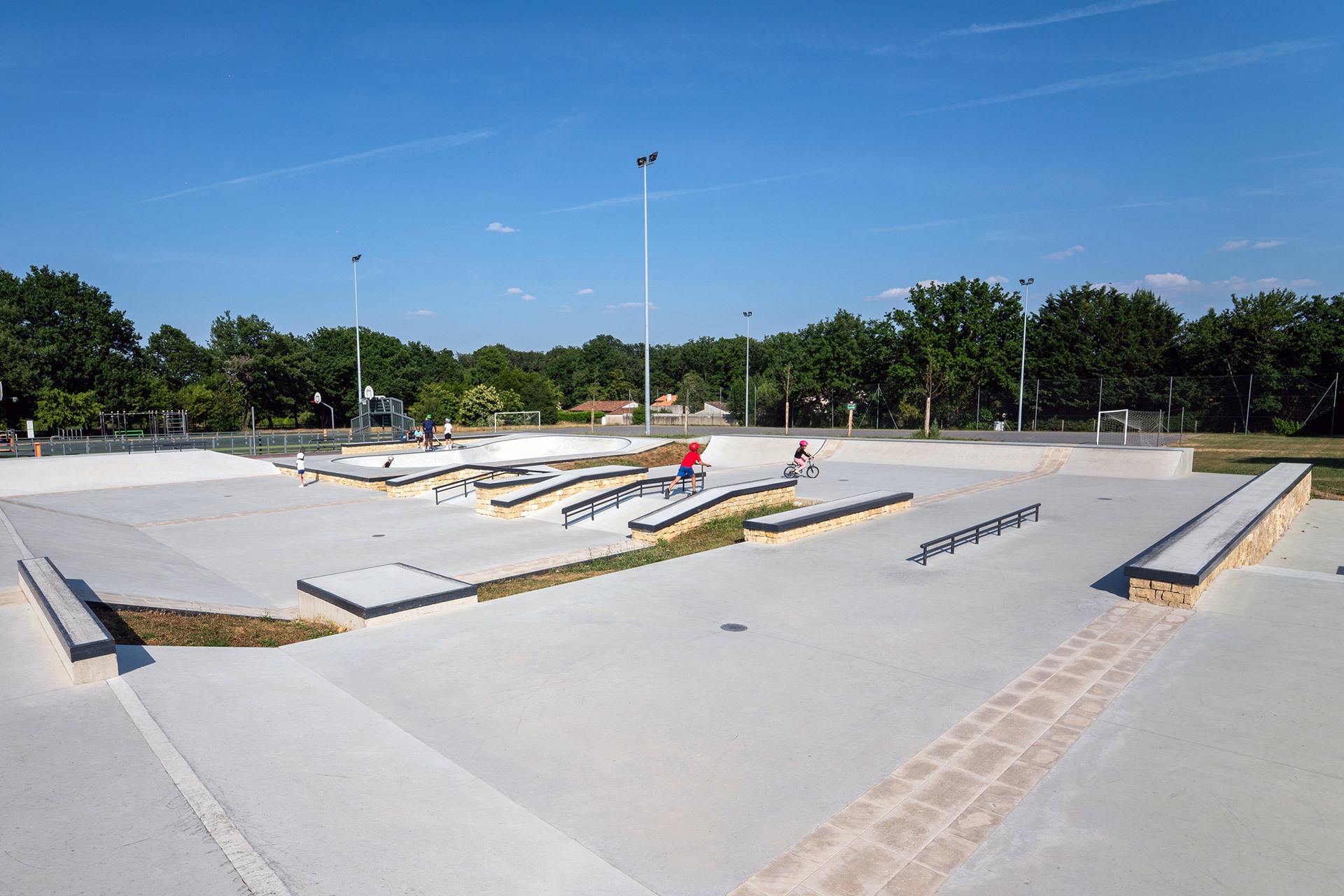 Les Châtaigniers Fontaine le Comte Skate Spot
