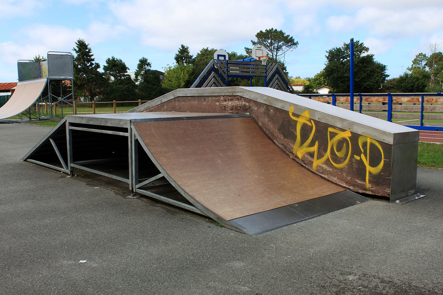 Les Milles Clubs Arès Skate Spot