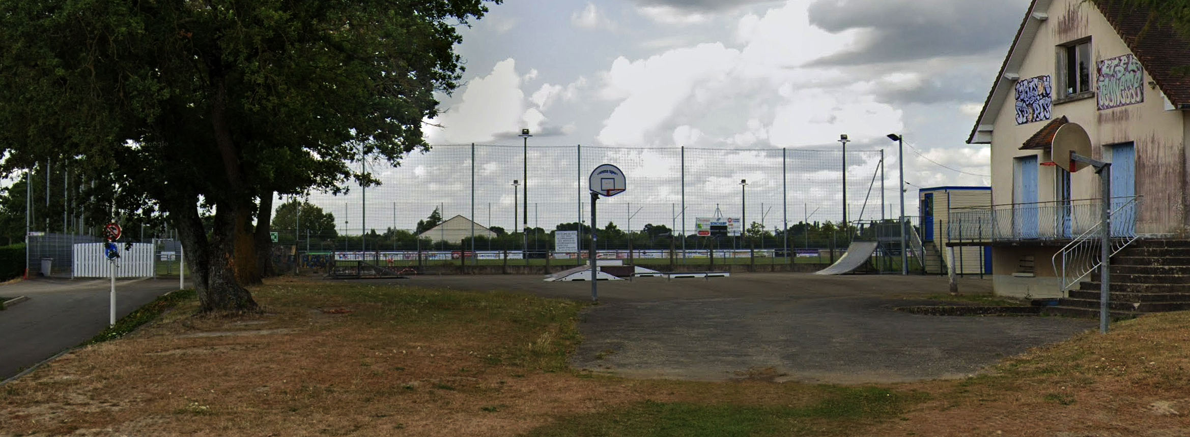 Maison des Sports Bonchamp lès Laval Skate Spot