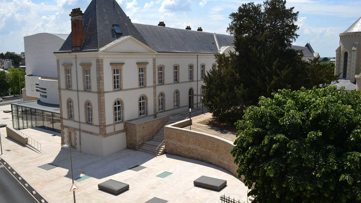 Théâtre Saint-Louis Cholet Skate Spot