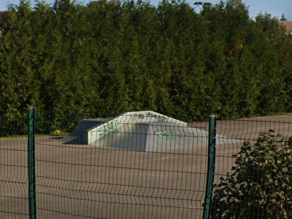 Maison des Jeunes Gron Skate Spot