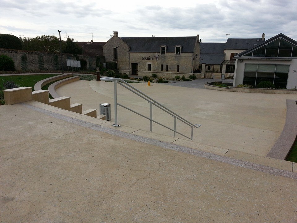 Place Mairie Saint Germain la Blanche Herbe Skate Spot