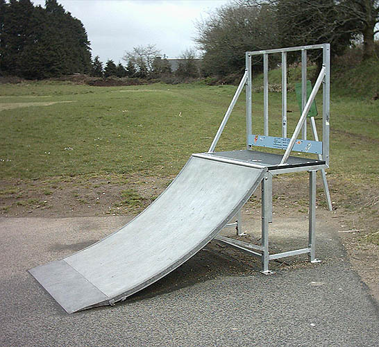 L' Ecole Skatepark Berrien Skate Spot 1/5