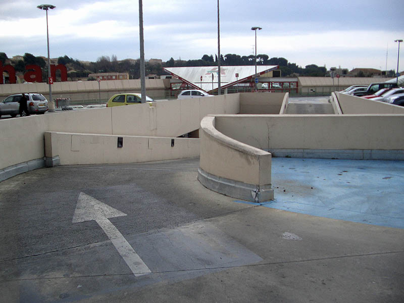 Auchan parking Spot Street Béziers Skate Spot 3/5