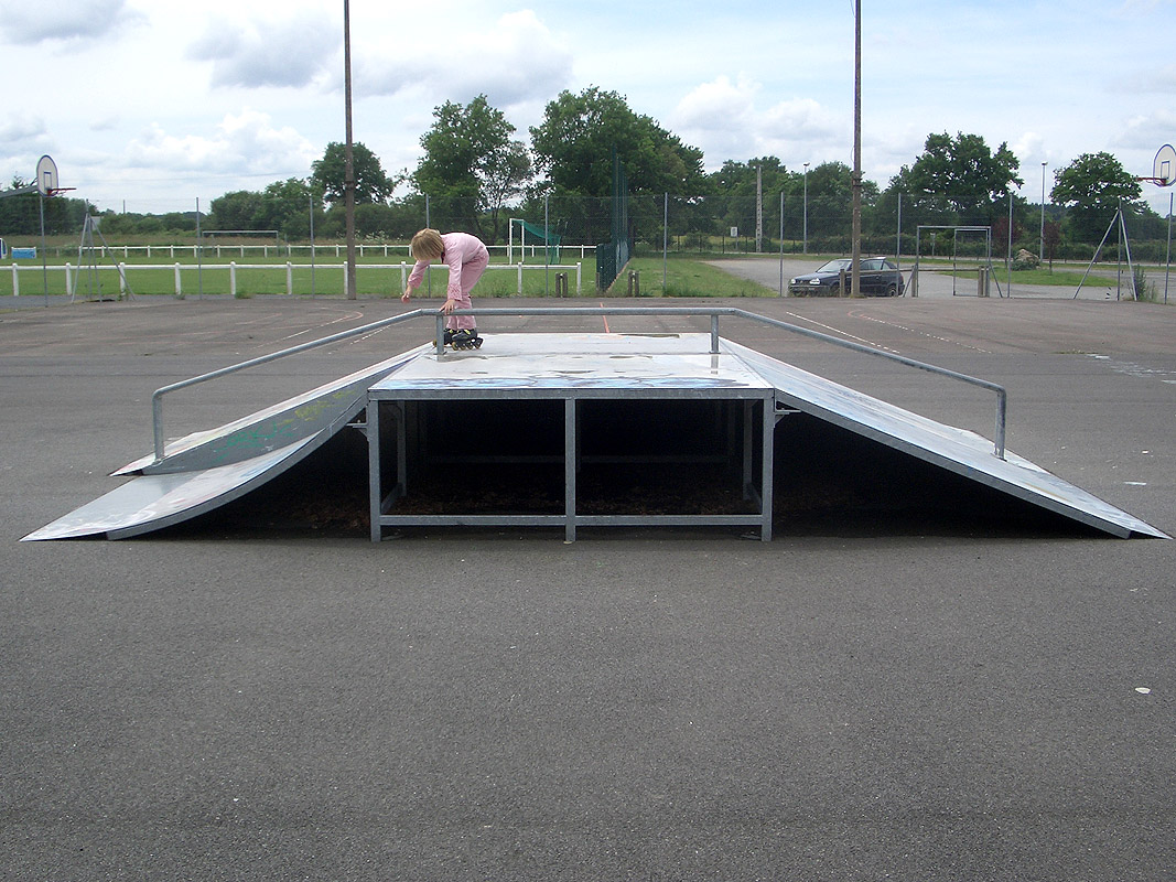 Bellevue Skatepark Grandchamp des Fontaines Skate Spot 1/5