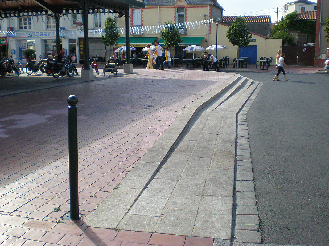 Halles Spot Street La Bernerie en Retz Skate Spot 2/5