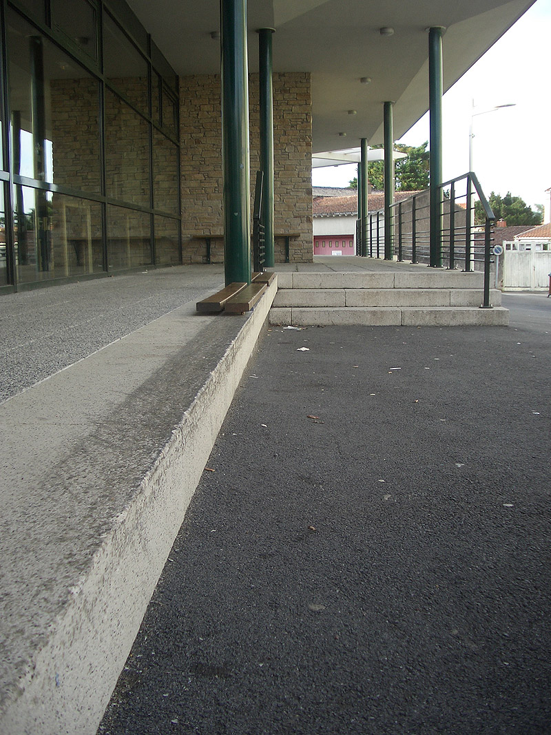 Médiathèque Spot Street Le Loroux Bottereau Skate Spot 2/5