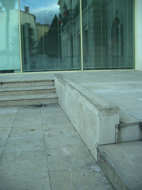 Hotel de Ville Spot Street Lunel Skate Spot 2/5
