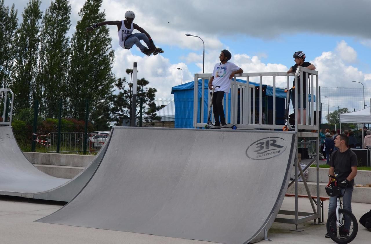 Stade Jean de Nève Skatepark Vélizy Villacoublay Skate Spot 2/5