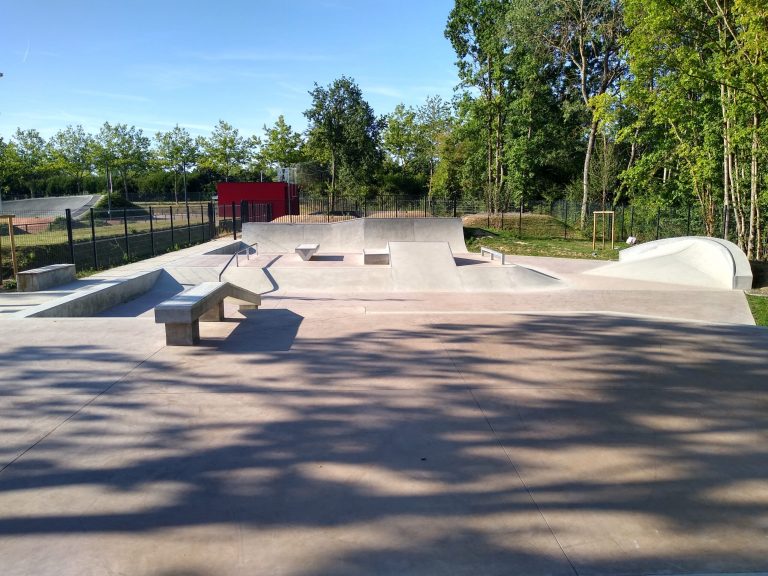 La Remise Skatepark Voisins le Bretonneux Skate Spot 3/5
