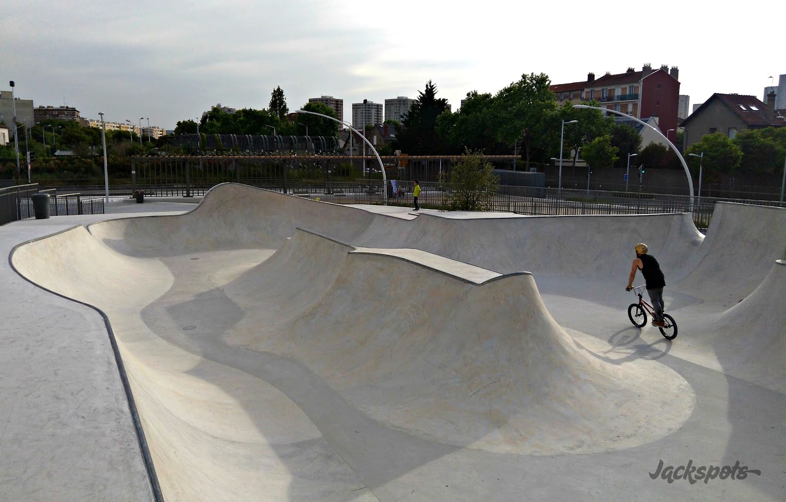 Hoche Bowl Nanterre Skate Spot 5/5