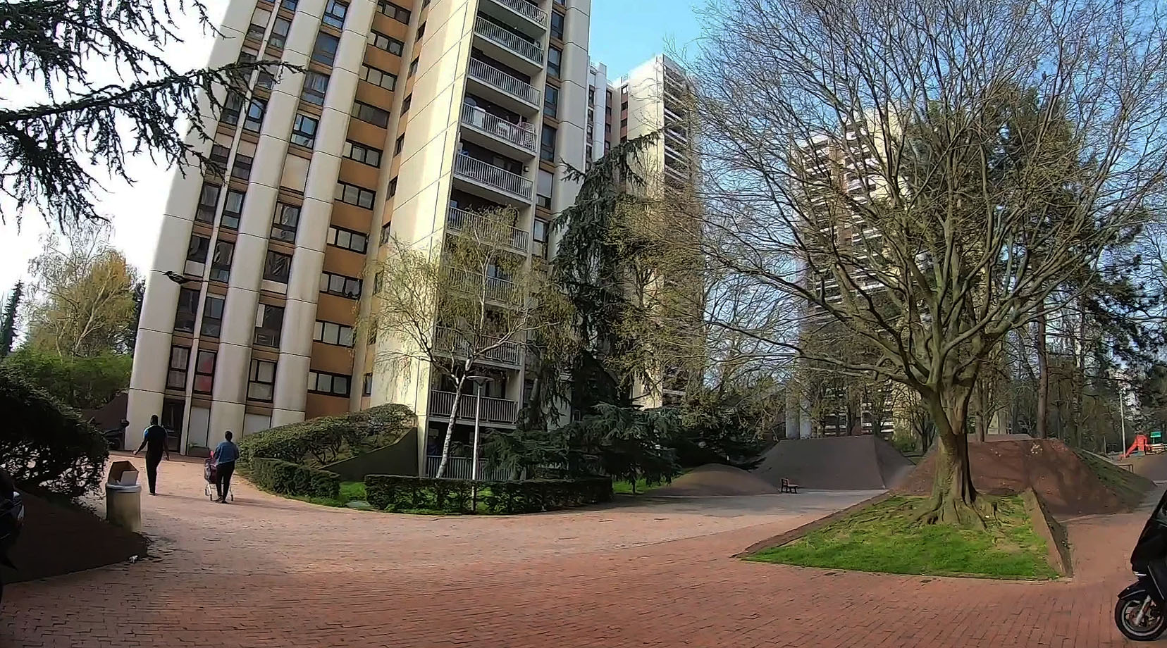 Giraudoux Plaza Créteil Skate Spot 4/5