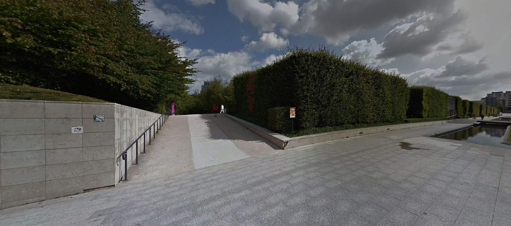Parc André Citroën Plaza Paris Skate Spot 3/5