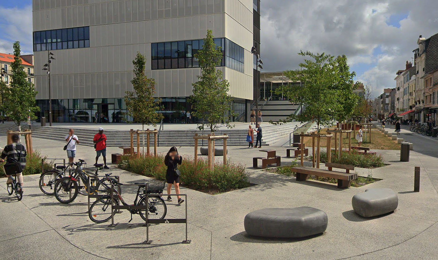 Les Halles Plaza Pau Skate Spot 4/5