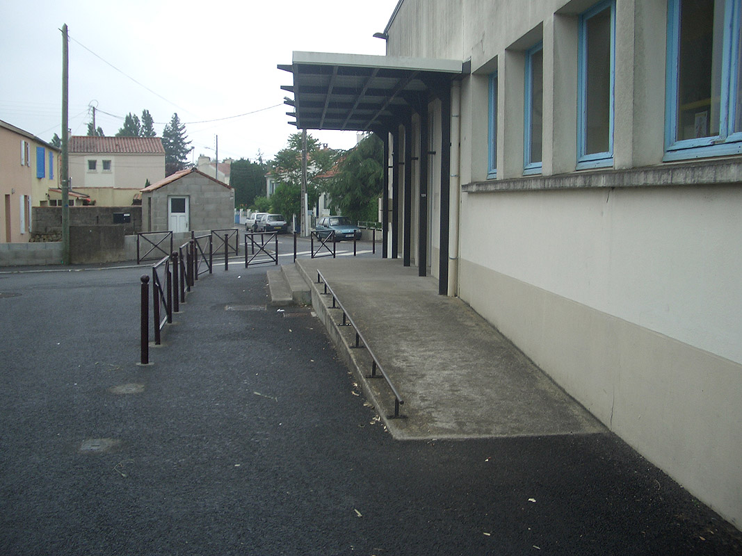 École du Chêne Creux Spot Street Rezé Skate Spot 1/5