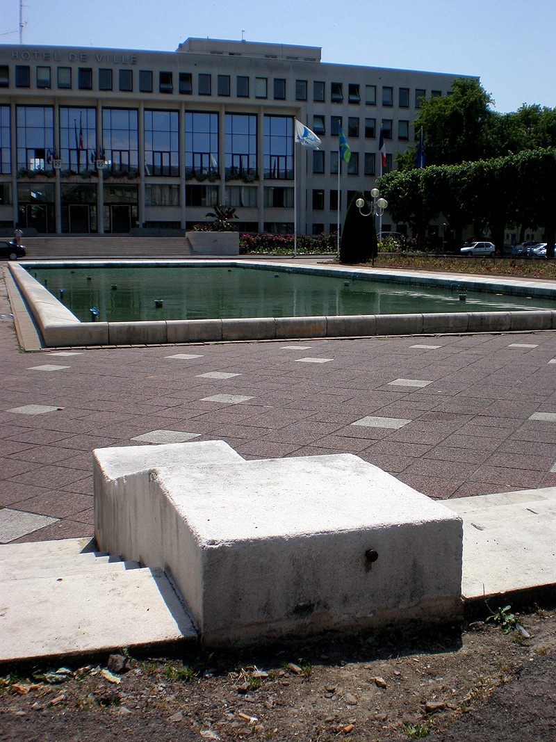 Hôtel de ville Plaza Saint Nazaire Skate Spot 4/5