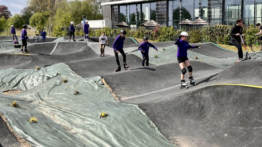 Centre Aquatique Pumptrack Saint Romain de Colbosc Skate Spot 2/5