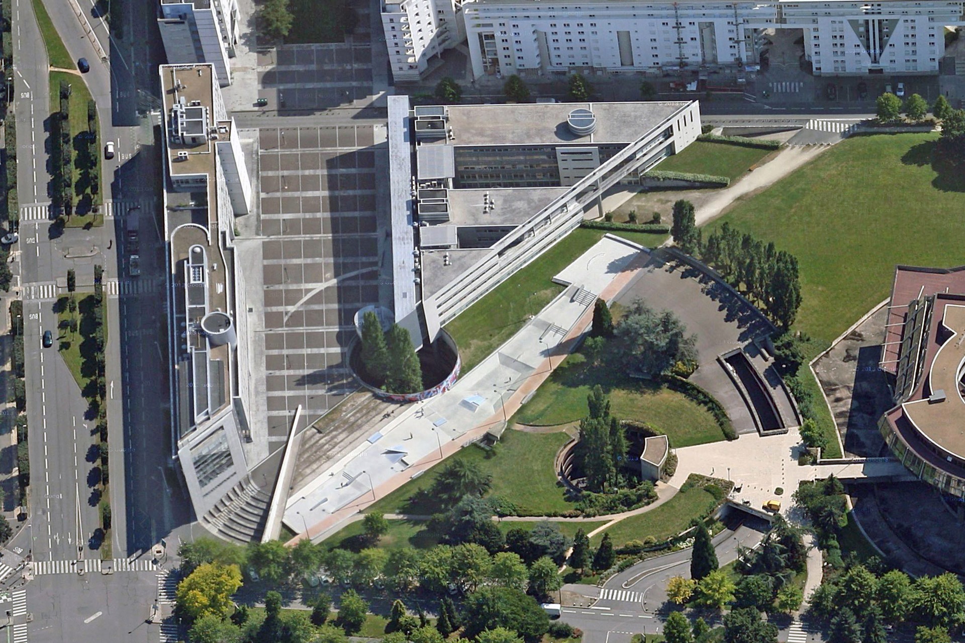 L' Arsenal Plaza Rennes Skate Spot 5/5