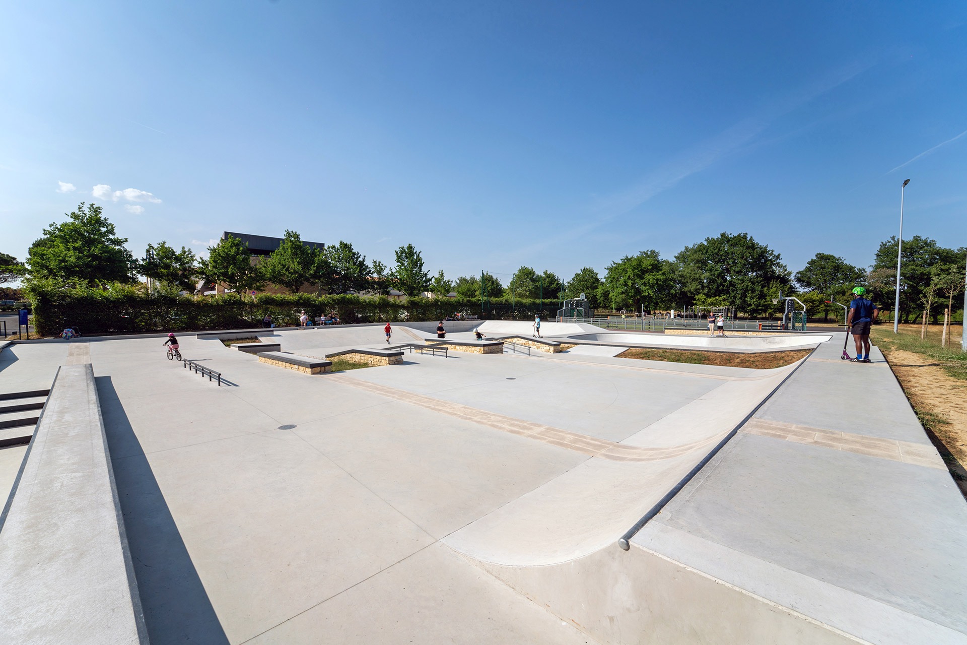 Les Châtaigniers Skatepark Fontaine le Comte Skate Spot 4/5