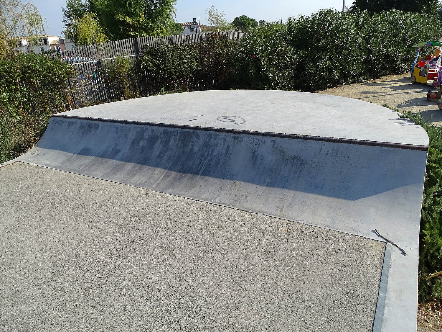 Neuf des Boudres Skatepark Aigues Mortes Skate Spot 2/5