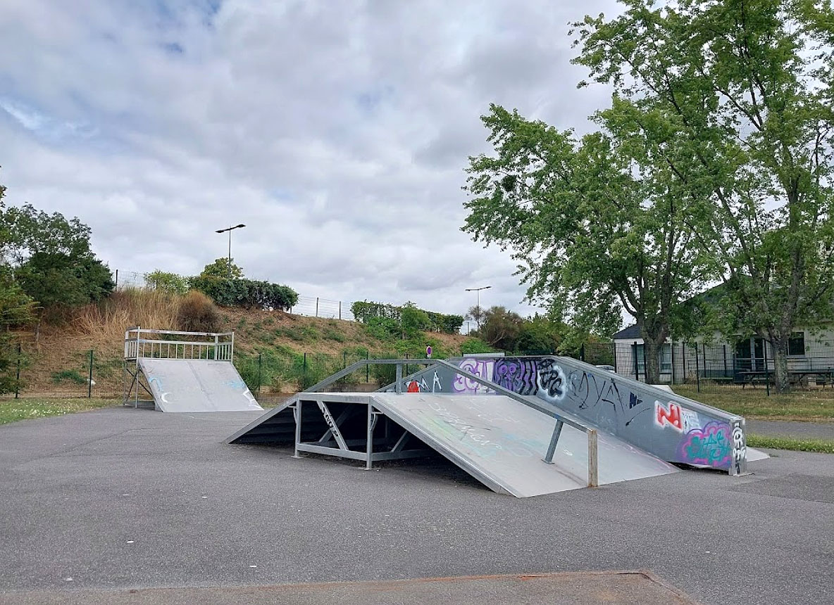 Violette Skatepark Joué lès Tours Skate Spot 2/5