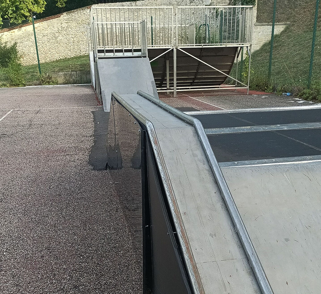 Parc Municipal Skatepark Triel sur Seine Skate Spot 1/5