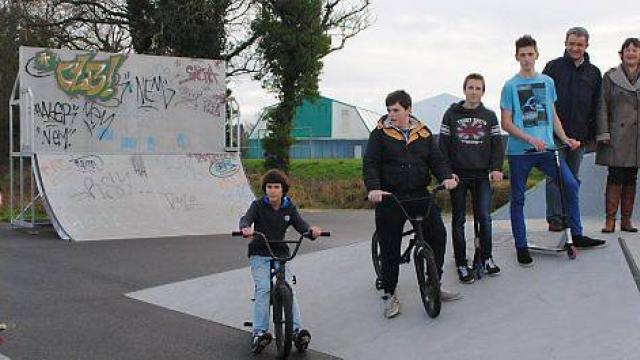 Le Derf Skatepark Séné Skate Spot 2/5
