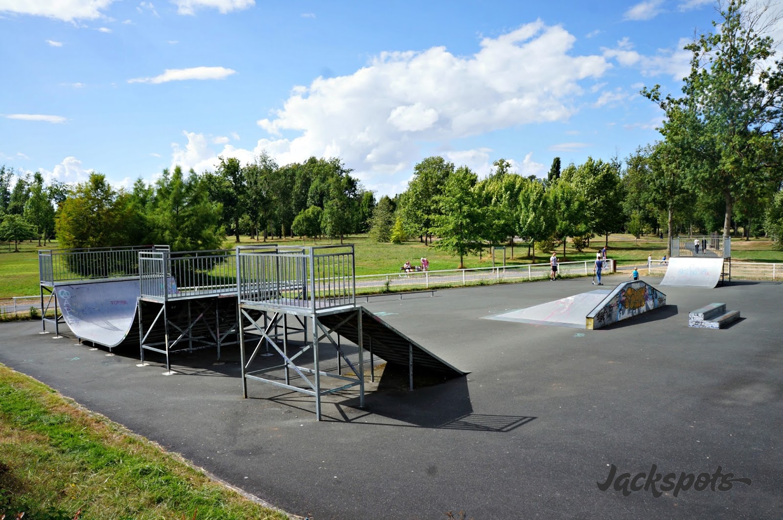 Belle Isle Skatepark Châteauroux Skate Spot 2/5