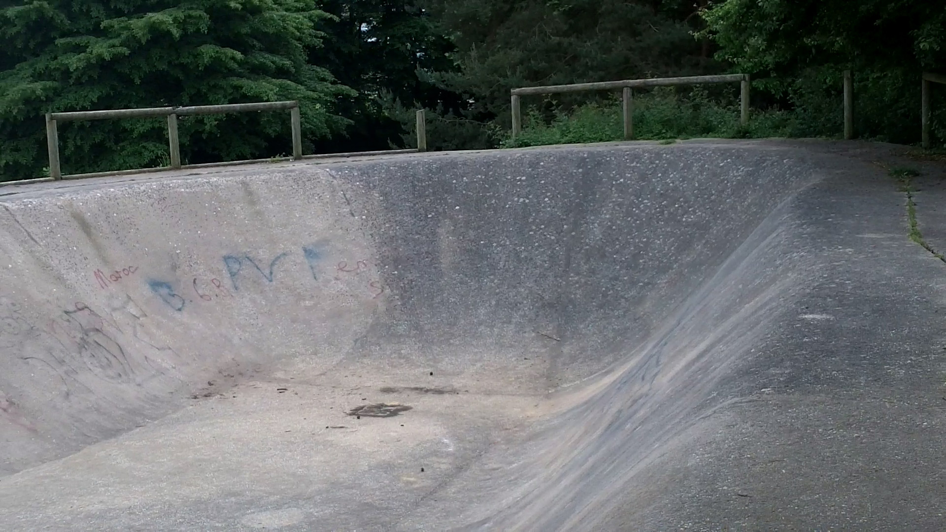 Saint Nicolas Bowl Laval Skate Spot 3/5