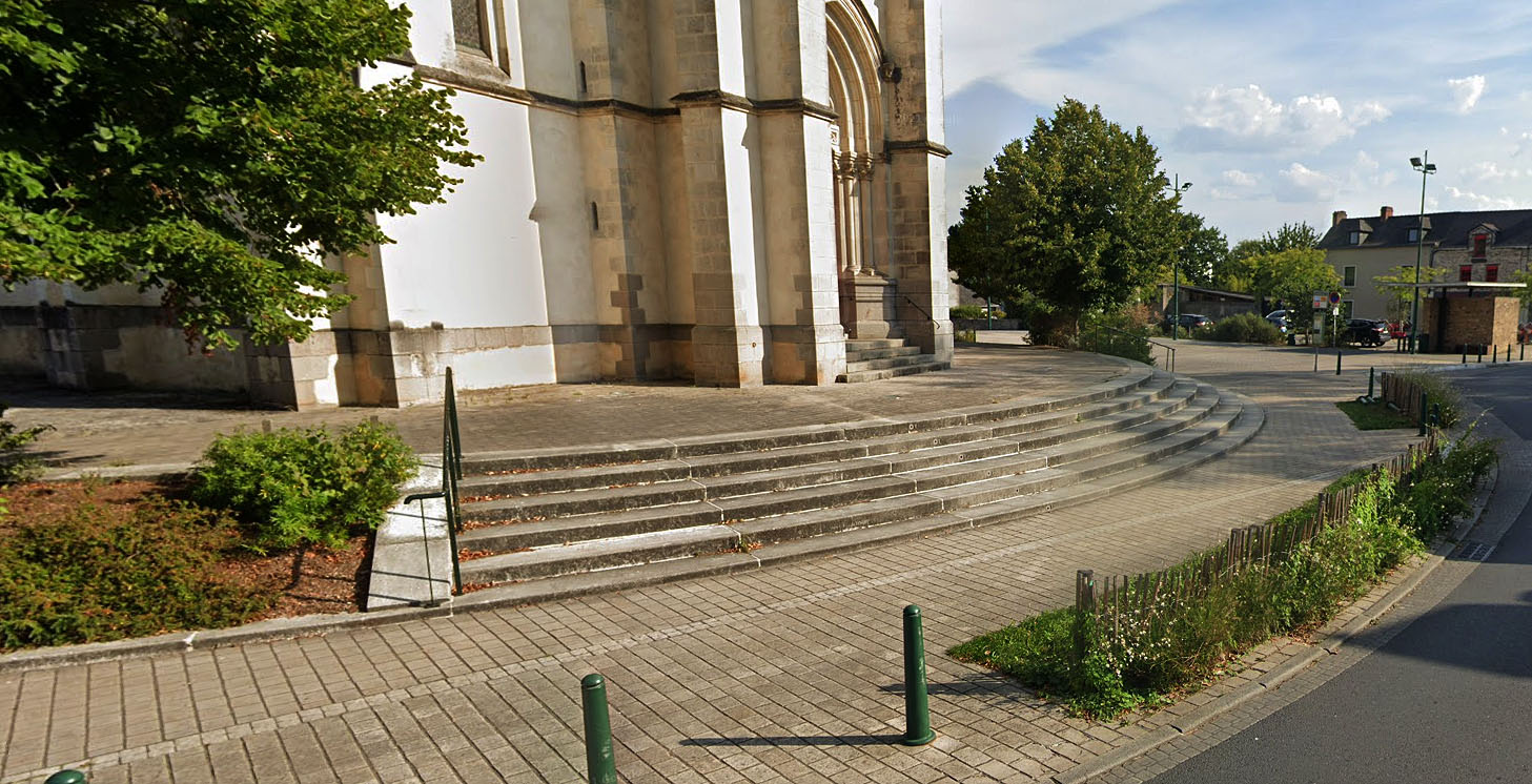 Place de l' Église Spot Street La Chapelle sur Erdre Skate Spot 3/5