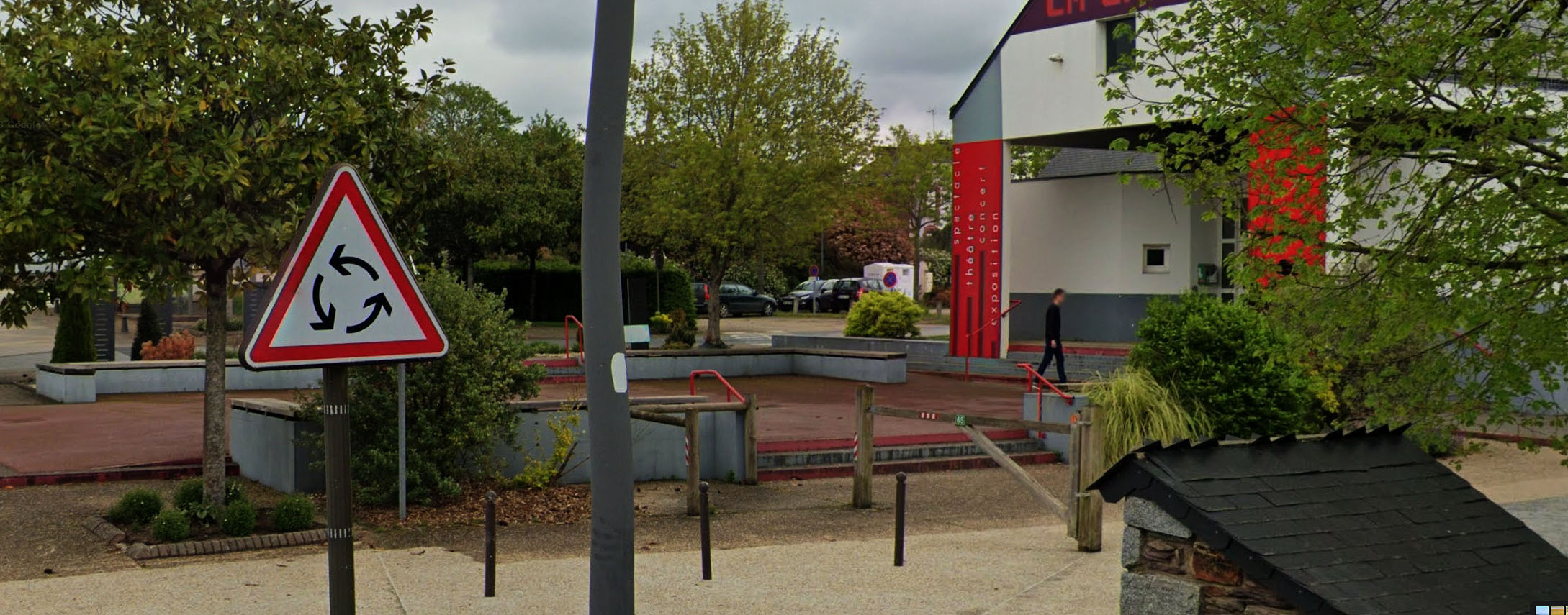 La Gare Spot Street Guer Skate Spot 2/5
