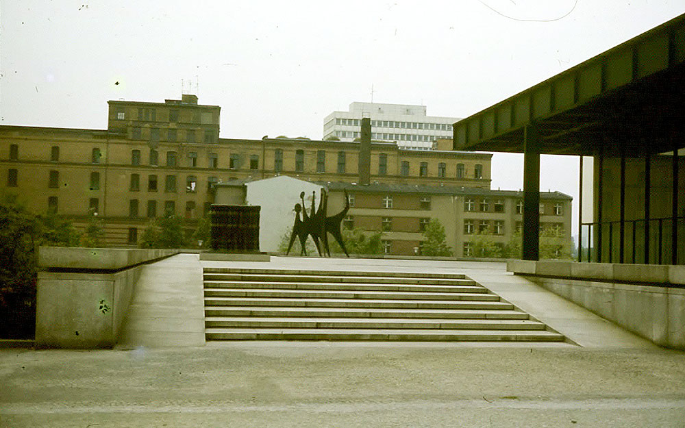 Neue Nationalgalerie Spot Street Berlin Skate Spot 4/5