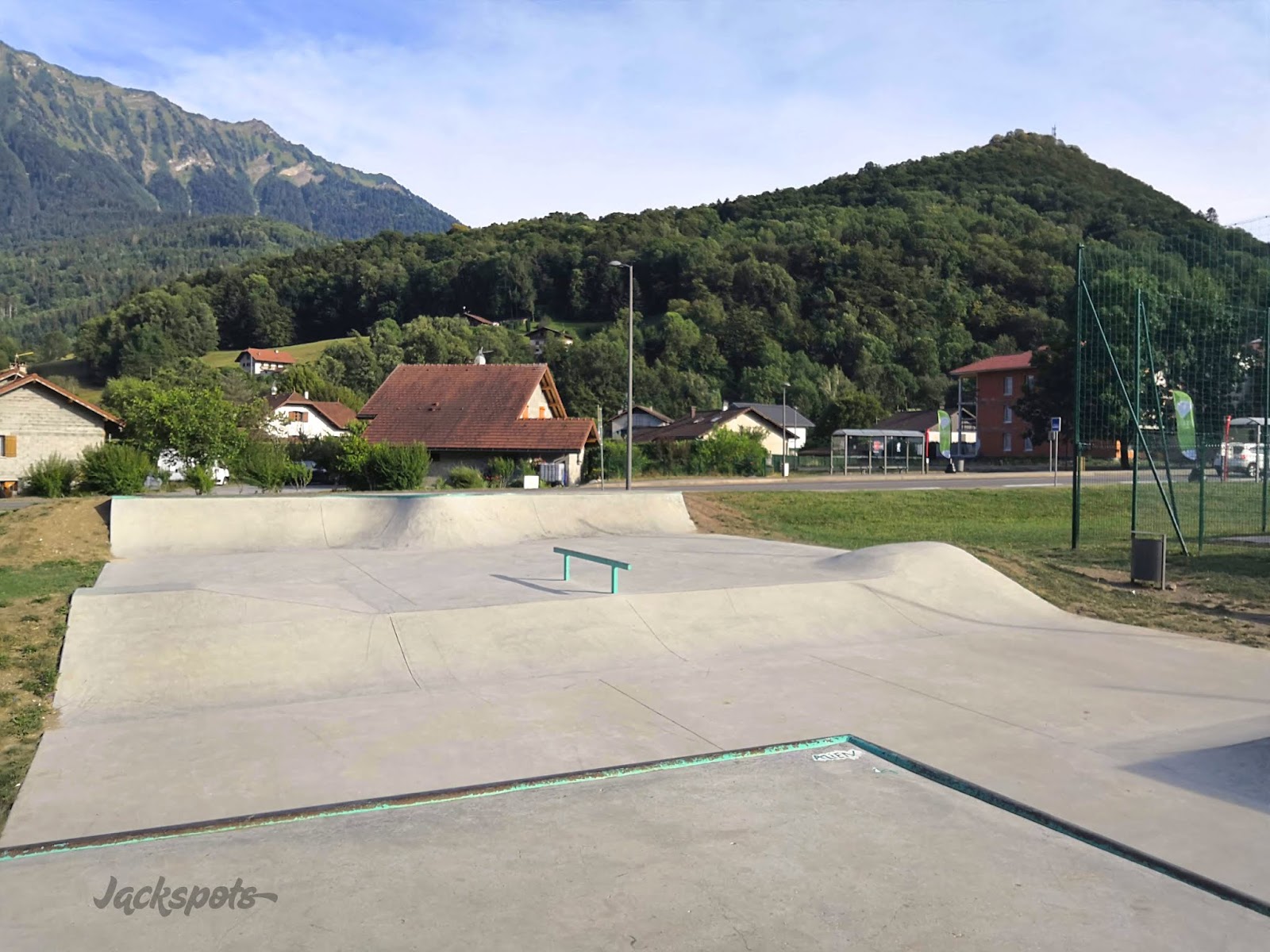 Lycée La Fontaine Skatepark Faverges Skate Spot 3/5
